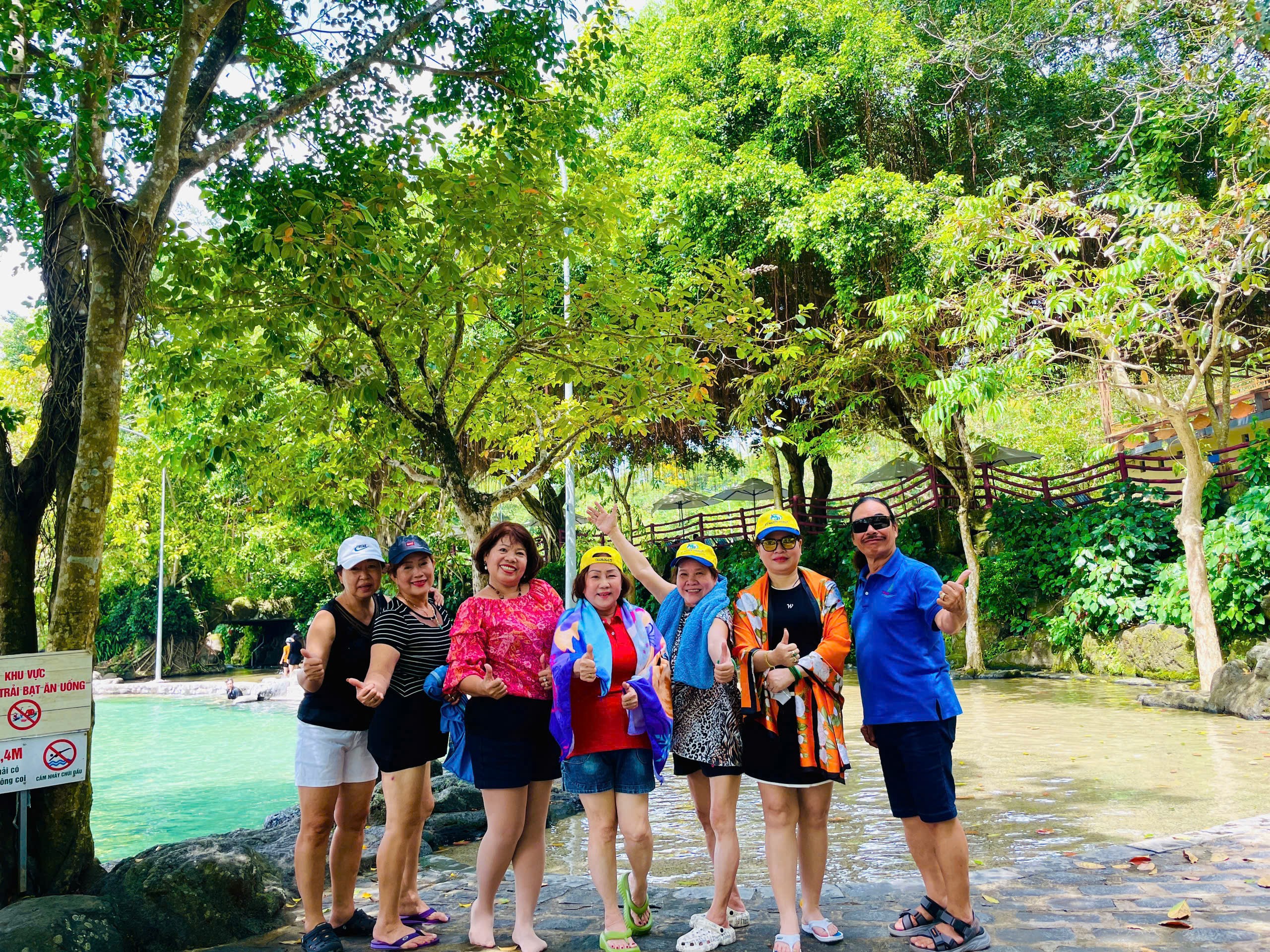 Khu Du Lịch Suối Mơ Đồng Nai: Thiên Đường Biển Trên Rừng Lý Tưởng Gần Sài Gòn 7 Một góc cảnh quan tại Suối Mơ với những con đường đi bộ rợp bóng cây xanh và tiểu cảnh trang trí