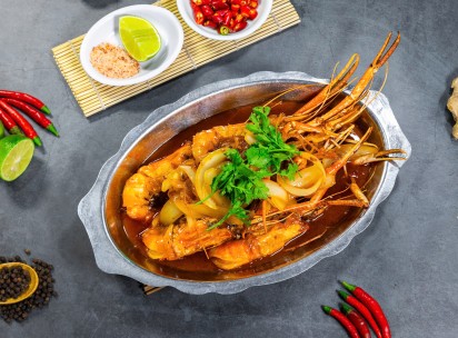 Lẩu tôm tươi sống với nhiều topping ăn kèm hấp dẫn