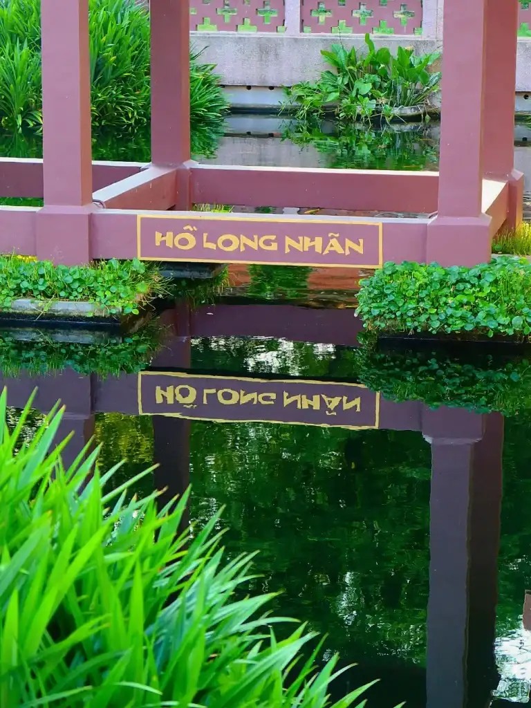 Khám phá Chùa Một Cột Thủ Đức: Nét kiến trúc Hà Nội giữa lòng Sài Gòn 9 Hồ Long Nhãn với kiến trúc Liên Hoa Đài của chùa Nam Thiên Nhất Trụ