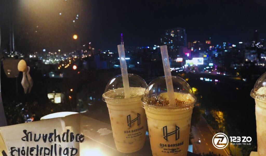Top 4 Quán Rooftop Nổi Tiếng Tại Quận Phú Nhuận View Đỉnh Cho Tín Đồ Sống Ảo 9 Quán rooftop tại Quận Phú Nhuận. Hình ảnh đồ uống của quán, nổi bật trên nền cảnh đêm thành phố rực rỡ ánh đèn, phù hợp cho những cuộc hẹn hò lãng mạn.
