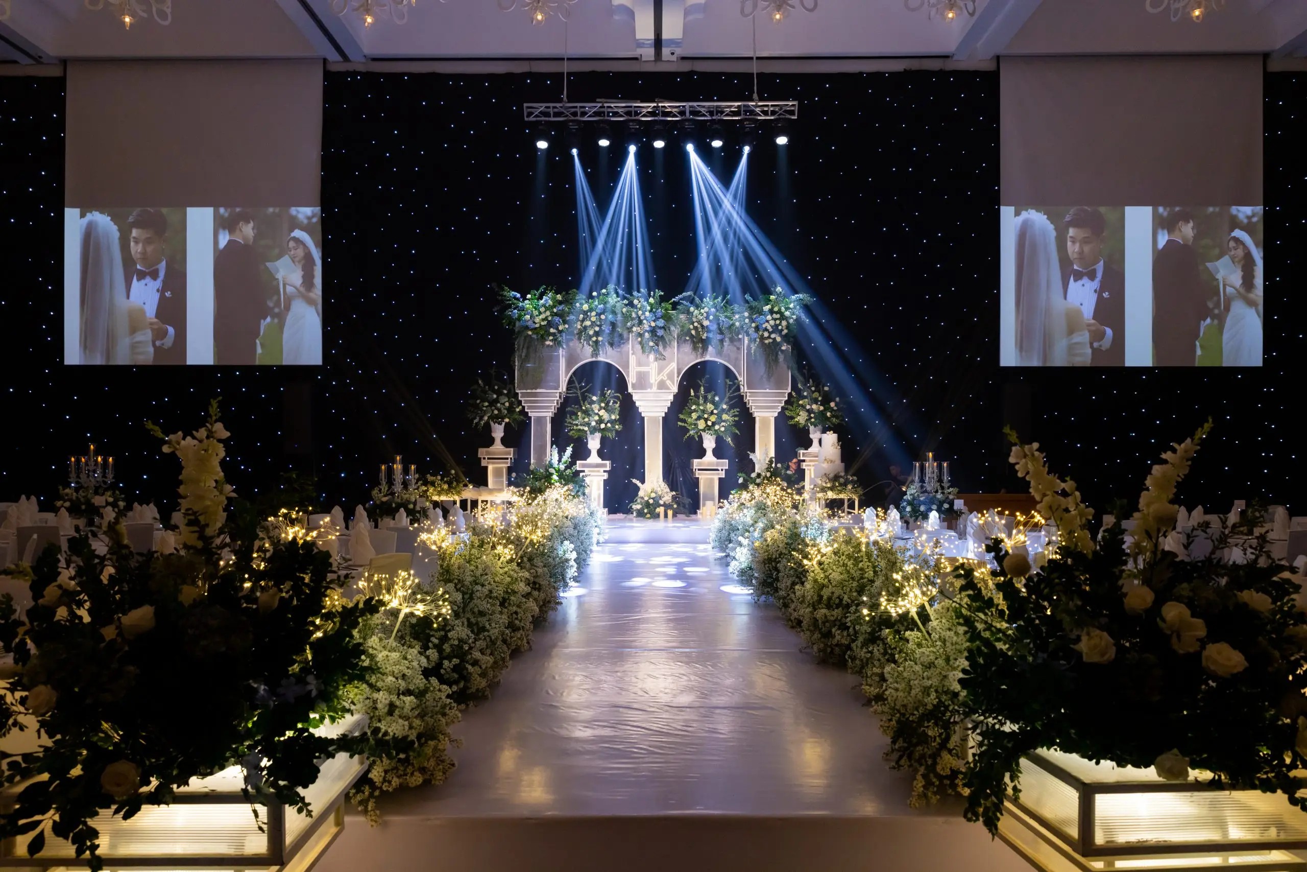 Khám phá các Địa Điểm Tiệc Cưới Quận 8 Tuyệt Đẹp cho Ngày Trọng Đại 13 Không gian tiệc cưới rộng rãi được trang trí công phu tại White Palace