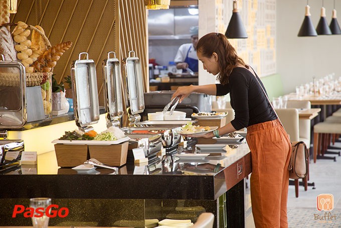 Hoàng Yến Buffet Vạn Hạnh Mall: Trải Nghiệm Ẩm Thực Việt Đẳng Cấp Tại Quận 10 6 Quầy line đồ ăn được sắp xếp gọn gàng và đẹp mắt trong không gian nhà hàng