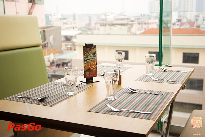 Hoàng Yến Buffet Vạn Hạnh Mall: Trải Nghiệm Ẩm Thực Việt Đẳng Cấp Tại Quận 10 7 Mặt tiền Hoàng Yến Buffet với cửa kính lớn nhìn ra phố phường Sư Vạn Hạnh