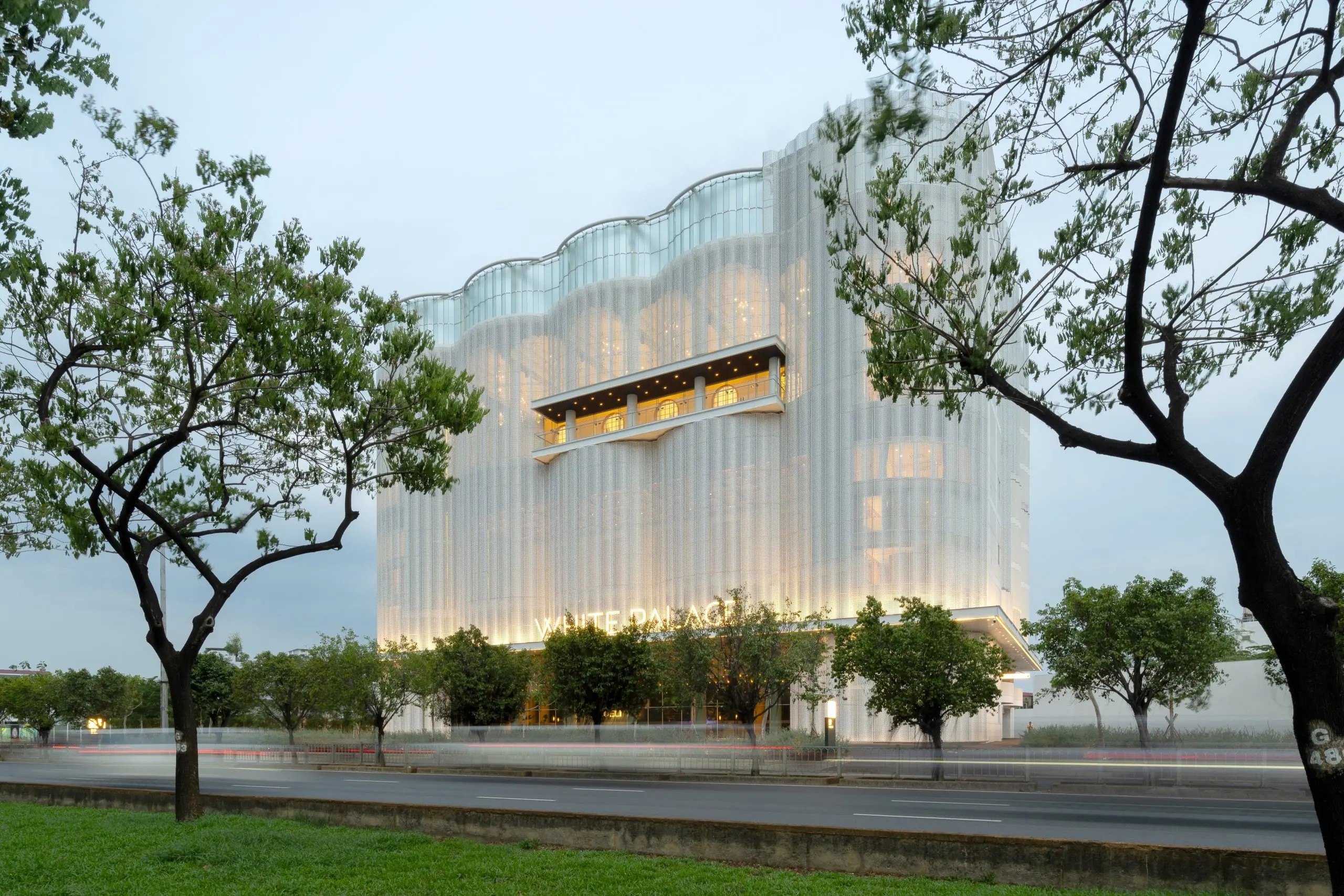 Khám phá các Địa Điểm Tiệc Cưới Quận 8 Tuyệt Đẹp cho Ngày Trọng Đại 14 Thiết kế sảnh tiệc hiện đại và sang trọng, tạo không khí ấm cúng