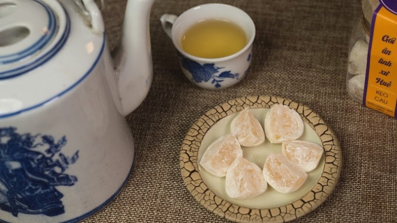 Kẹo Cau Huế: Nét Ngọt Ngào Vấn Vương Lòng Người Từ Đất Cố Đô 8 Thưởng thức kẹo cau Huế cùng tách trà nóng để cảm nhận trọn vẹn hương vị