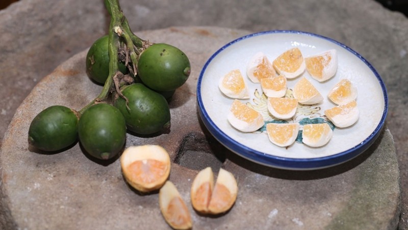 Hình ảnh kẹo cau Huế với vỏ trắng và nhân vàng đặc trưng