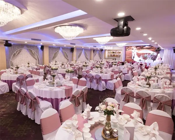 Khám phá các Địa Điểm Tiệc Cưới Quận 8 Tuyệt Đẹp cho Ngày Trọng Đại 21 Ảnh chụp từ trên cao không gian tiệc cưới được trang trí lộng lẫy tại Nhà hàng Anh Thư