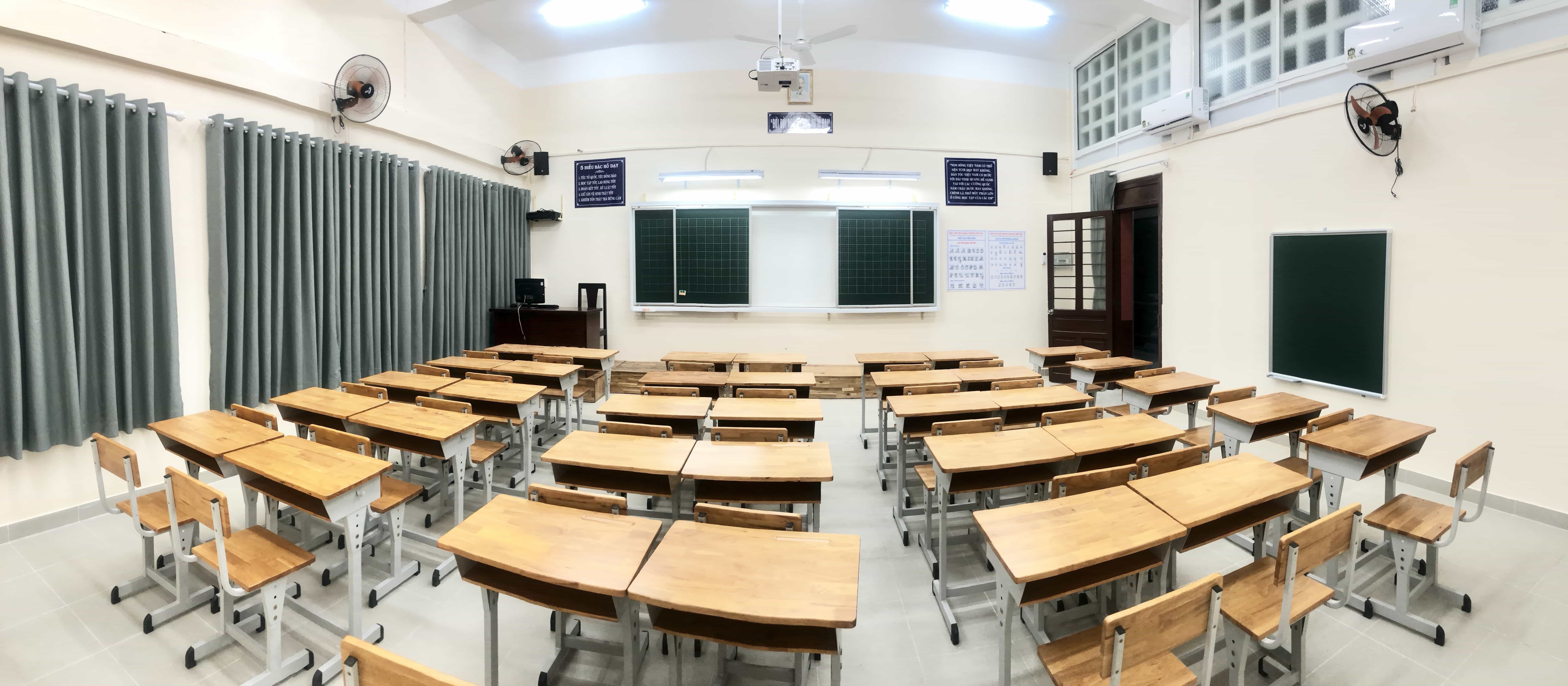 Lễ Thành Lập Trường Tiểu Học Thực Hành Đại Học Sài Gòn: Bước Tiến Nâng Tầm Giáo Dục 25 Khu vực hành lang và sân trường rộng rãi, thoáng mát, tạo không gian vui chơi cho học sinh