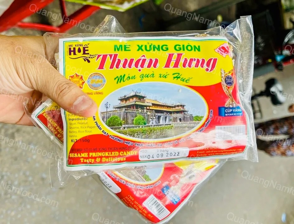Những thanh kẹo mè xửng giòn được xếp ngay ngắn trong bao bì