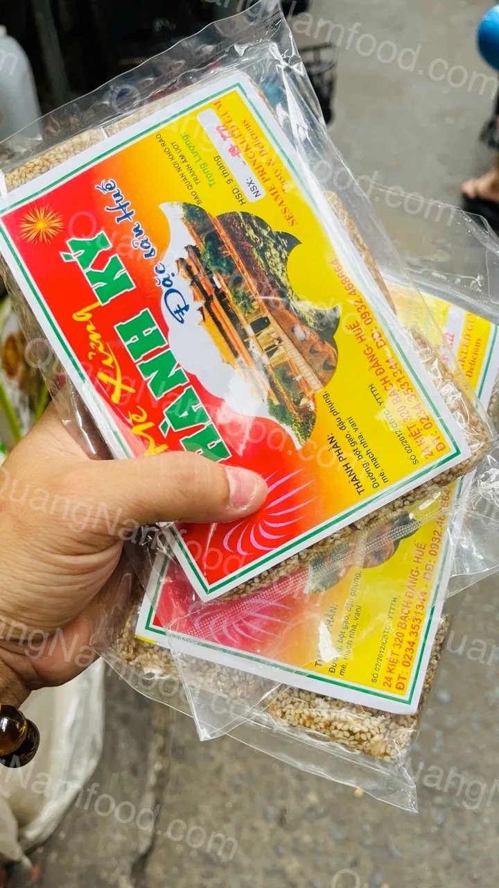 Kẹo Mè Xửng Huế: Đặc Sản Nức Tiếng Cố Đô và Sự Khác Biệt Giữa Phiên Bản Giòn, Dẻo 15 Gói kẹo mè xửng dẻo với nhãn hiệu rõ ràng