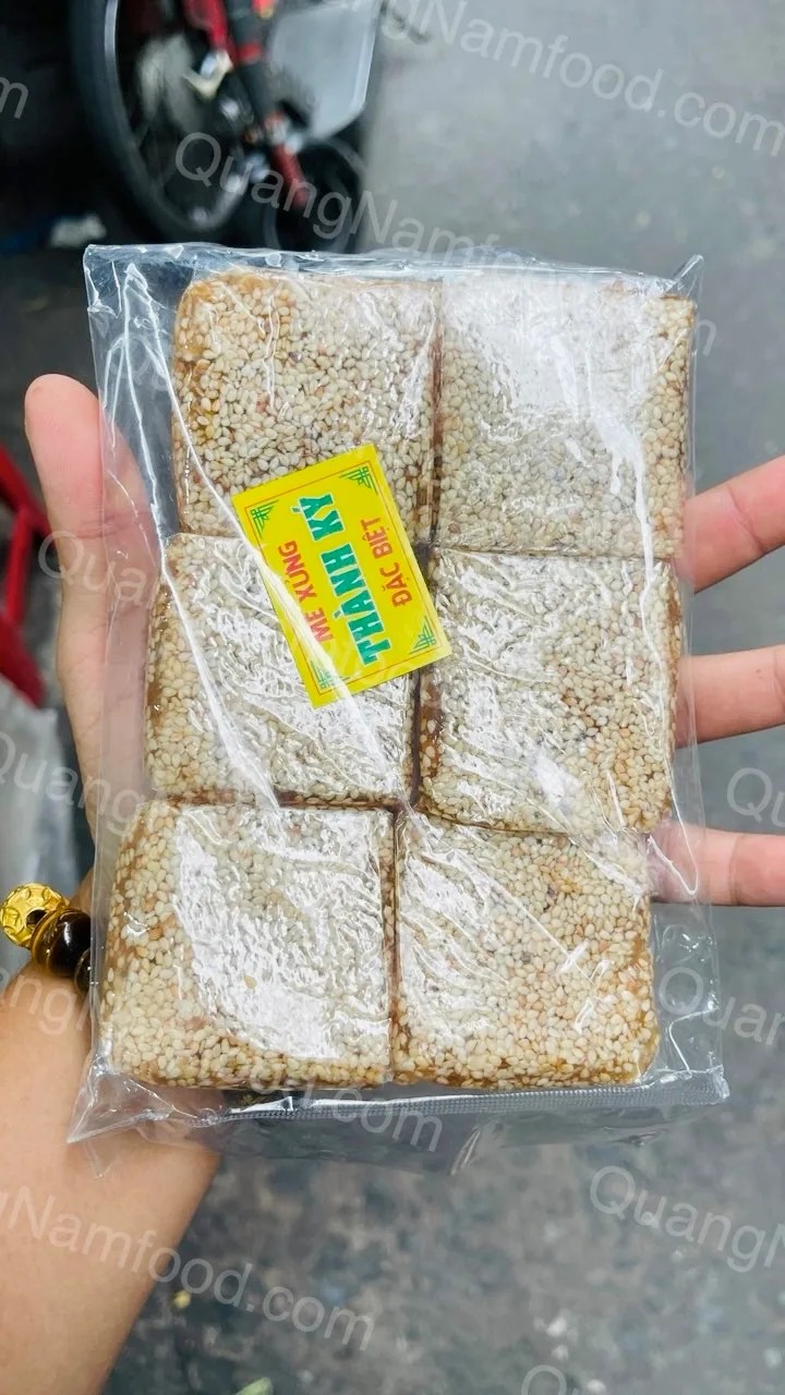 Kẹo Mè Xửng Huế: Đặc Sản Nức Tiếng Cố Đô và Sự Khác Biệt Giữa Phiên Bản Giòn, Dẻo 14 Cận cảnh từng miếng kẹo mè xửng dẻo mềm mịn