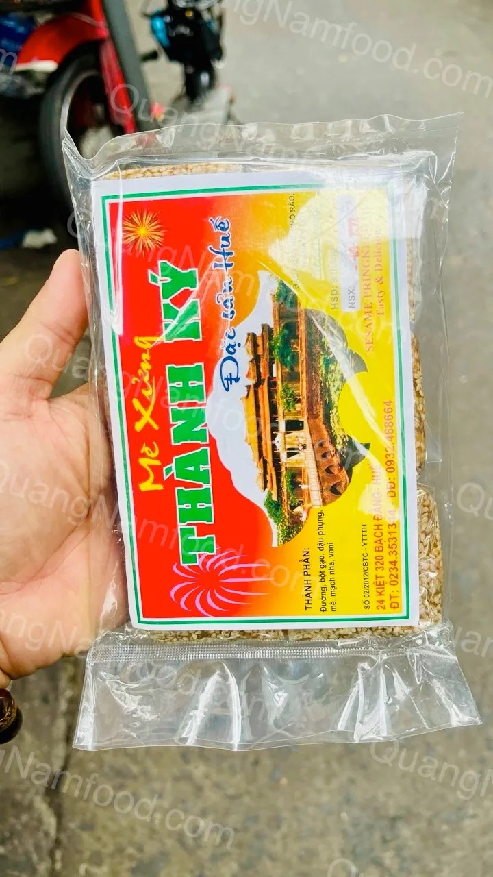 Kẹo Mè Xửng Huế: Đặc Sản Nức Tiếng Cố Đô và Sự Khác Biệt Giữa Phiên Bản Giòn, Dẻo 13 Kẹo mè xửng dẻo được cắt thành miếng nhỏ, phủ đầy mè