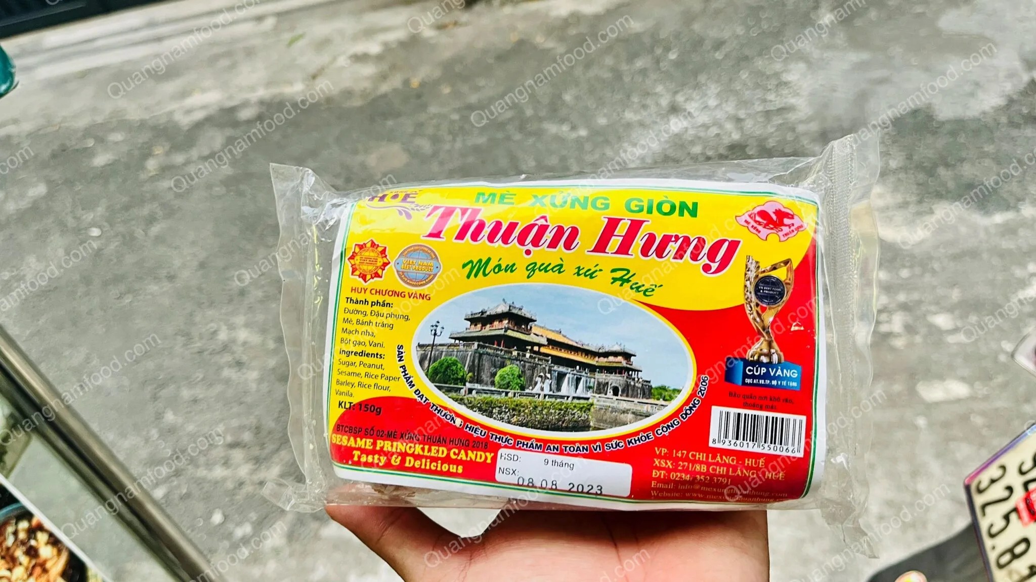 Kẹo Mè Xửng Huế: Đặc Sản Nức Tiếng Cố Đô và Sự Khác Biệt Giữa Phiên Bản Giòn, Dẻo 10 Túi kẹo mè xửng giòn với lớp mè rang vàng ươm