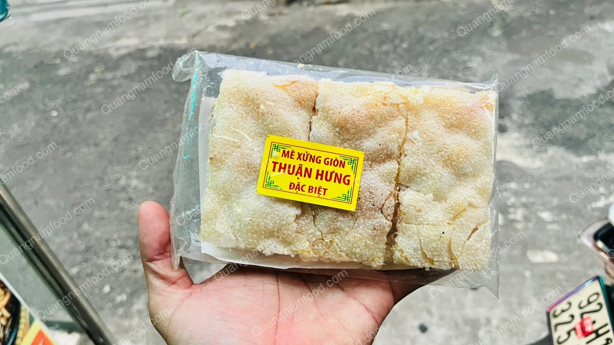 Kẹo Mè Xửng Huế: Đặc Sản Nức Tiếng Cố Đô và Sự Khác Biệt Giữa Phiên Bản Giòn, Dẻo 11 Cận cảnh những miếng kẹo mè xửng giòn bọc trong bánh tráng