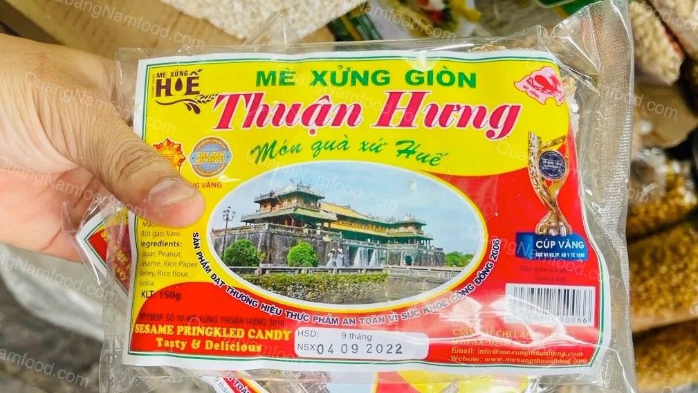 Kẹo Mè Xửng Huế: Đặc Sản Nức Tiếng Cố Đô và Sự Khác Biệt Giữa Phiên Bản Giòn, Dẻo 12 Bao bì của gói kẹo mè xửng giòn mang nét truyền thống