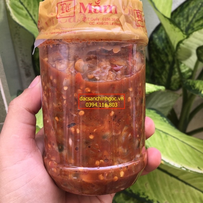 Hộp mắm sò Dì Cẩn với nhãn hiệu rõ ràng trên bàn gỗ