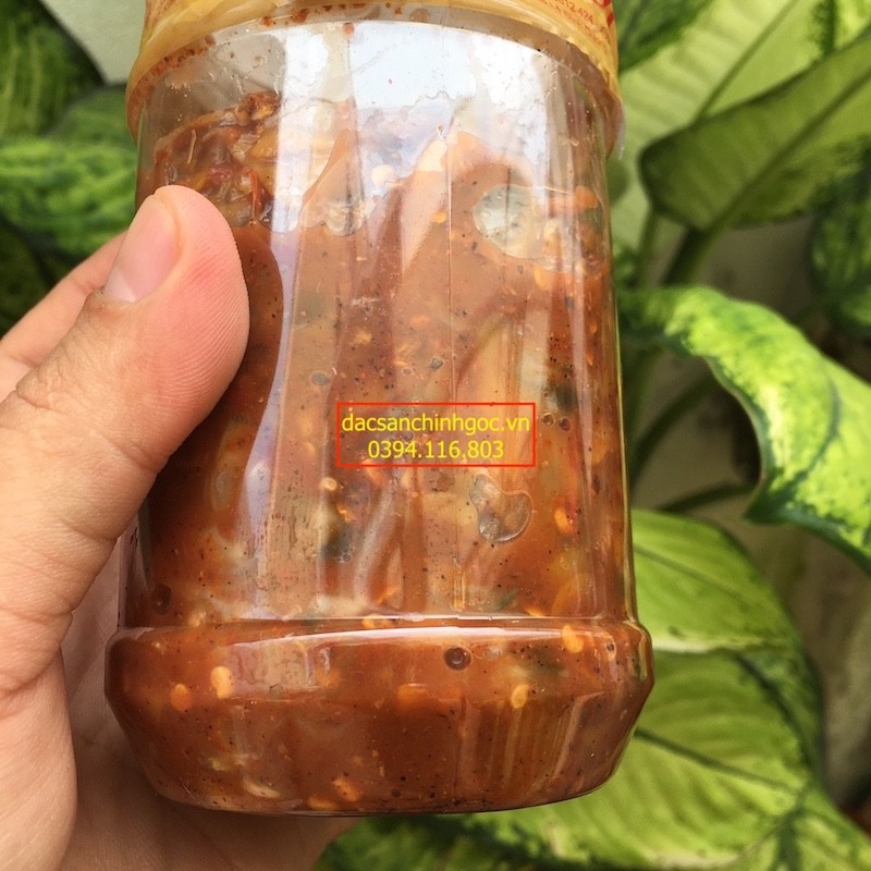 Mắm Sò Dì Cẩn: Đặc Sản Đà Nẵng Thơm Ngon và Địa Chỉ Mua Uy Tín 9 Món mắm sò ăn kèm với rau sống, thịt luộc và khế chua trên đĩa sứ