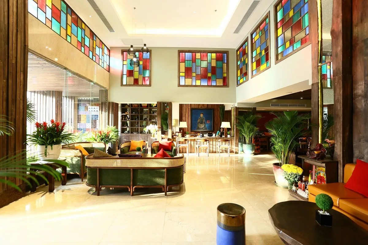 Khách Sạn Au Lac Sài Gòn: Nơi Giao Thoa Văn Hóa Đông Dương Giữa Lòng Thành Phố 6 Khu vực nghỉ dưỡng ngoài trời với nhiều cây xanh và hồ nước