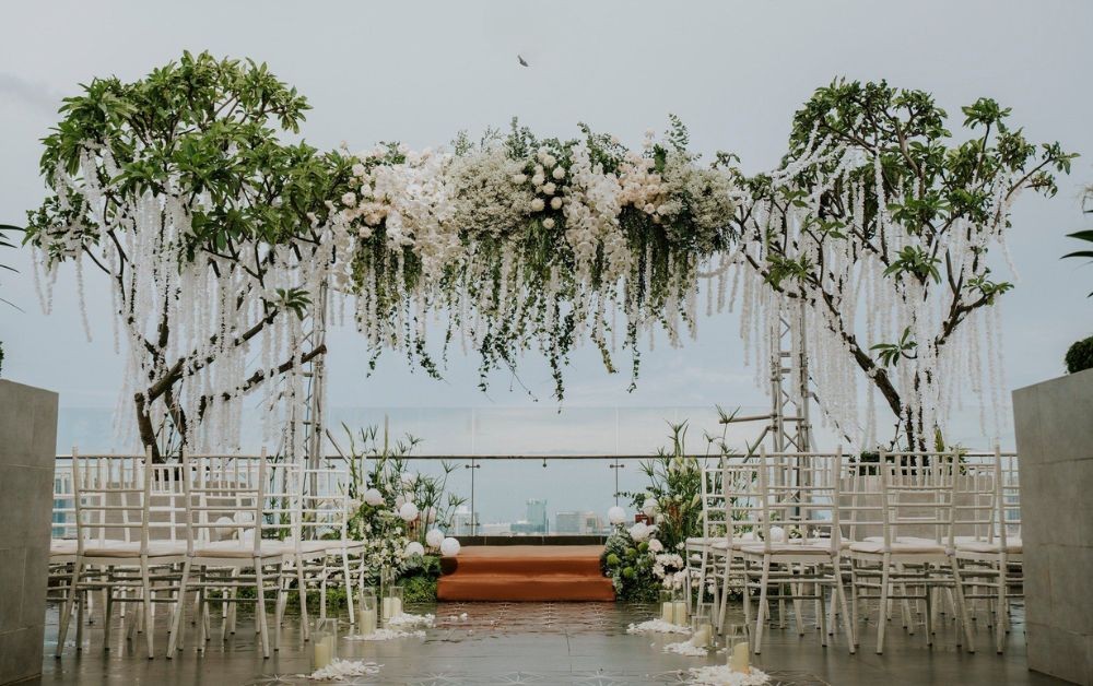 Một concept cưới đơn giản được thực hiện ngoài trời tại La Vela Saigon