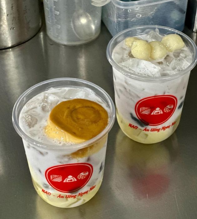 Khám Phá Hương Vị Thanh Mát: Top 13 Quán Chè Dừa Dầm "Giải Nhiệt" Tuyệt Hảo Tại TP. HCM 21 Chè dừa dầm tại Nào Ăn Uống Ngay Nào với topping đa dạng và màu sắc bắt mắt