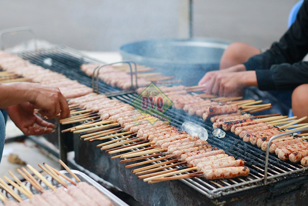 Nem Nướng Nha Trang Đặng Văn Quyên: Hành Trình Ẩm Thực Vươn Tầm Thương Hiệu 10 Nghệ nhân đang chế biến nem tại cơ sở Đặng Văn Quyên