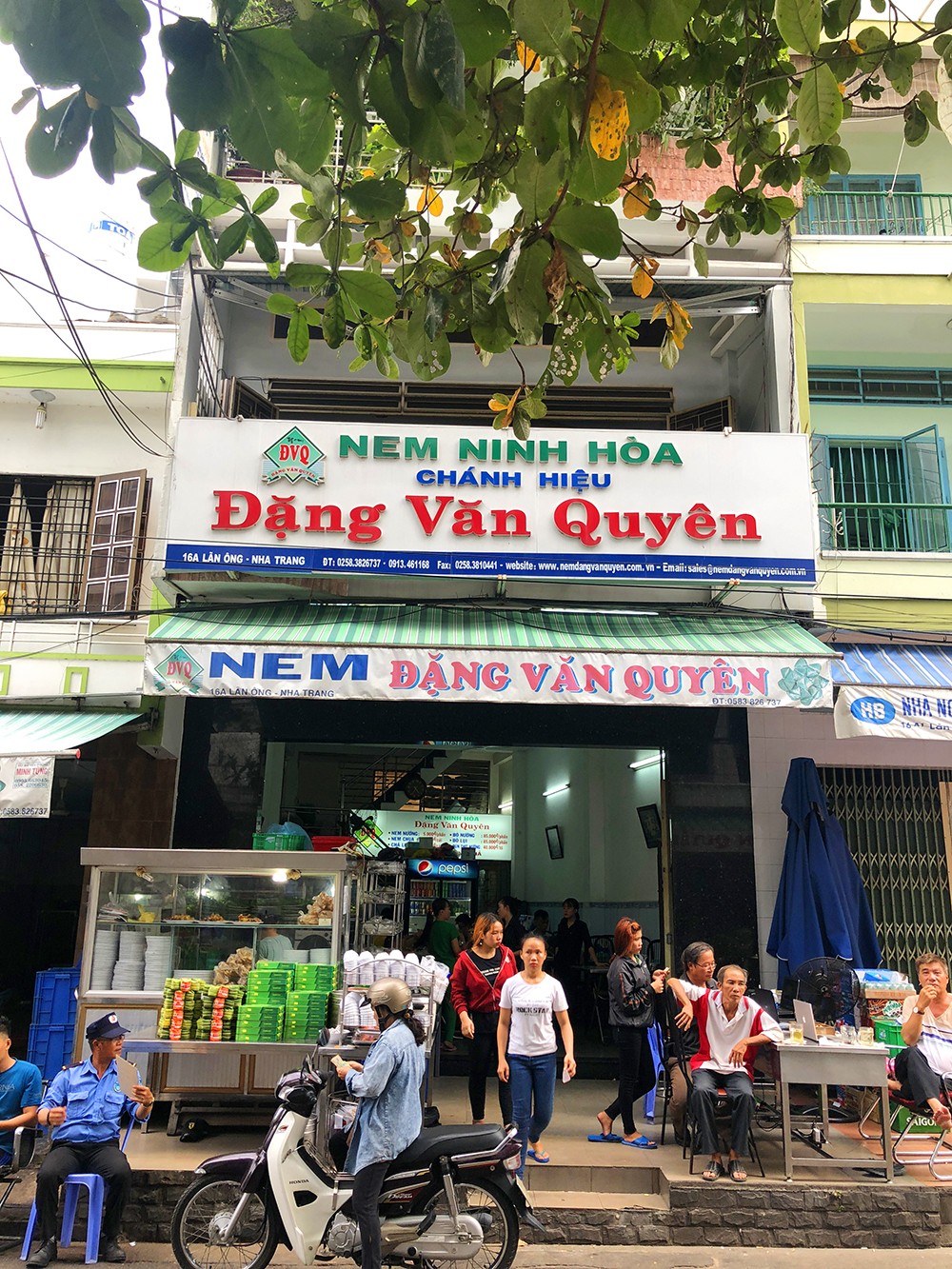 Nem Nướng Nha Trang Đặng Văn Quyên: Hành Trình Ẩm Thực Vươn Tầm Thương Hiệu 9 Nem nướng Đặng Văn Quyên được bày trí đẹp mắt với rau sống