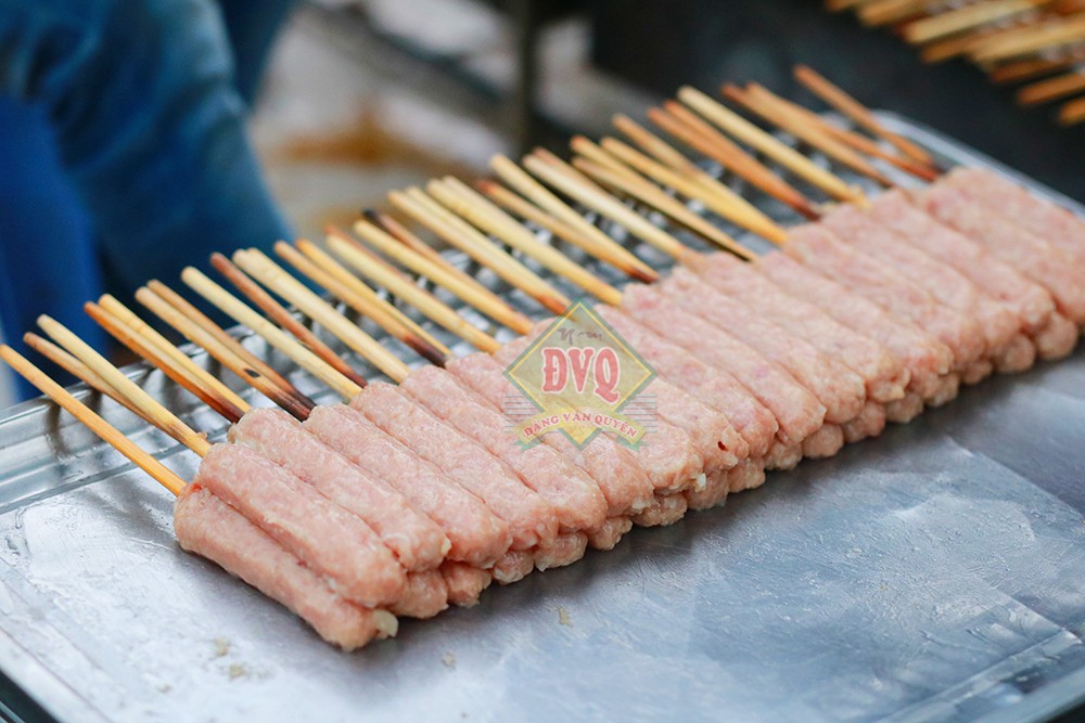 Nem Nướng Nha Trang Đặng Văn Quyên: Hành Trình Ẩm Thực Vươn Tầm Thương Hiệu 13 Mâm nem nướng Đặng Văn Quyên đầy đủ rau sống, nước chấm và bánh tráng