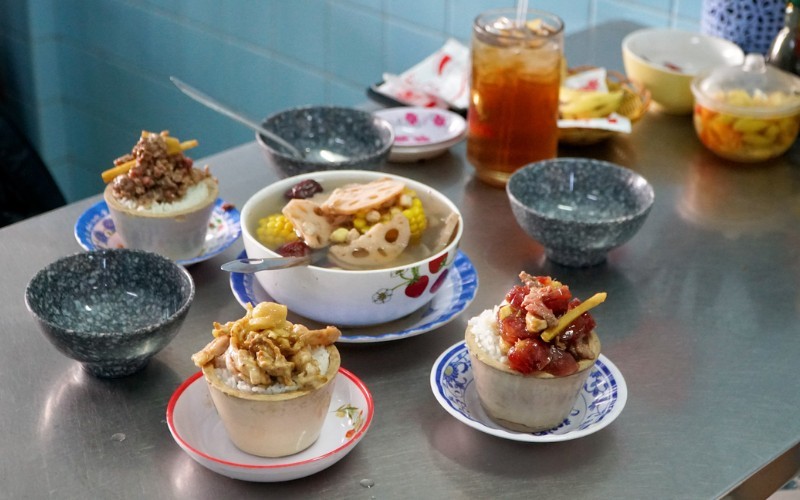 Review Cơm Thố Chuyên Ký: Hương Vị Người Hoa Hơn 70 Năm Giữa Lòng Sài Gòn 8 Các món cơm thố đa dạng chuẩn vị người Hoa được bày biện hấp dẫn