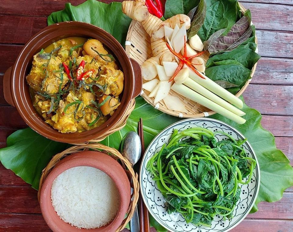 Khám phá 16 Quán Cơm Niêu Sài Gòn Ngon Nổi Tiếng, Chuẩn Vị Mâm Cơm Nhà 30 Các món ăn dân dã, bình dị được trình bày đẹp mắt tại Nhà hàng cơm niêu 234 Cộng Hòa