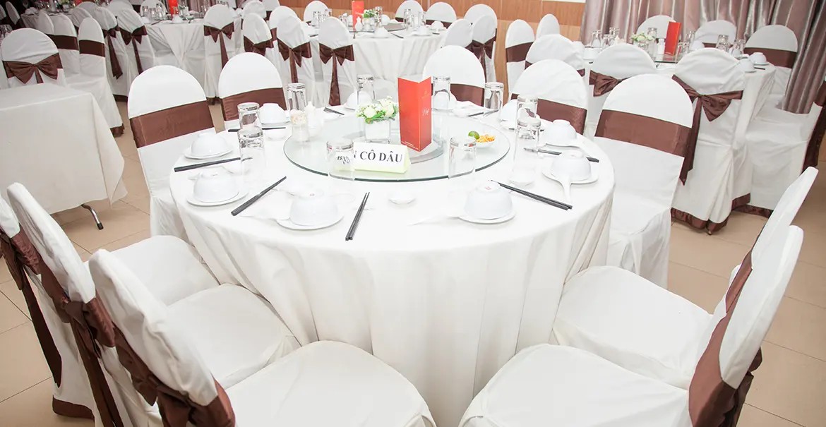 Khám phá các Địa Điểm Tiệc Cưới Quận 8 Tuyệt Đẹp cho Ngày Trọng Đại 17 Sân khấu tiệc cưới được trang hoàng lộng lẫy tại Nhà hàng Nhơn Hoà