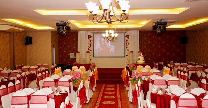 Top Các Nhà Hàng Tiệc Cưới Quận 12 Đẹp, Sang Trọng Cho Ngày Trọng Đại 7 Lối vào sảnh tiệc cưới rộng rãi và sang trọng của Nhà hàng Trâm Anh