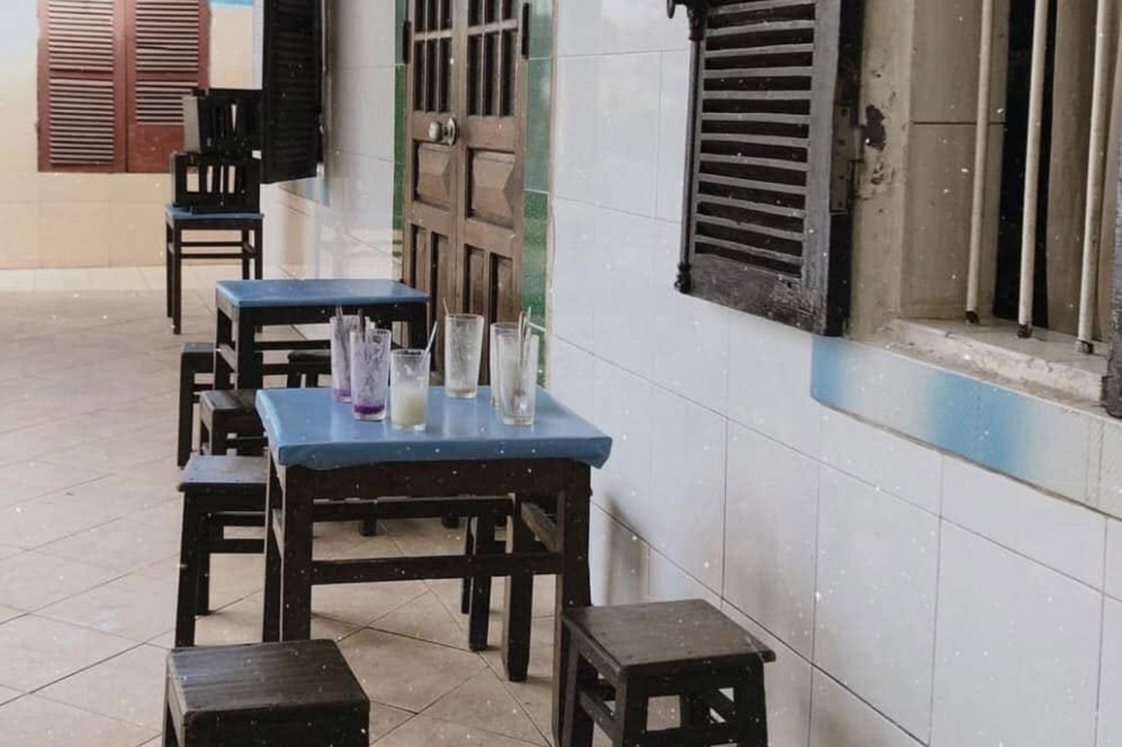 Không gian quán Chè Hẻm Huế nhỏ gọn, bàn ghế đơn sơ phục vụ khách