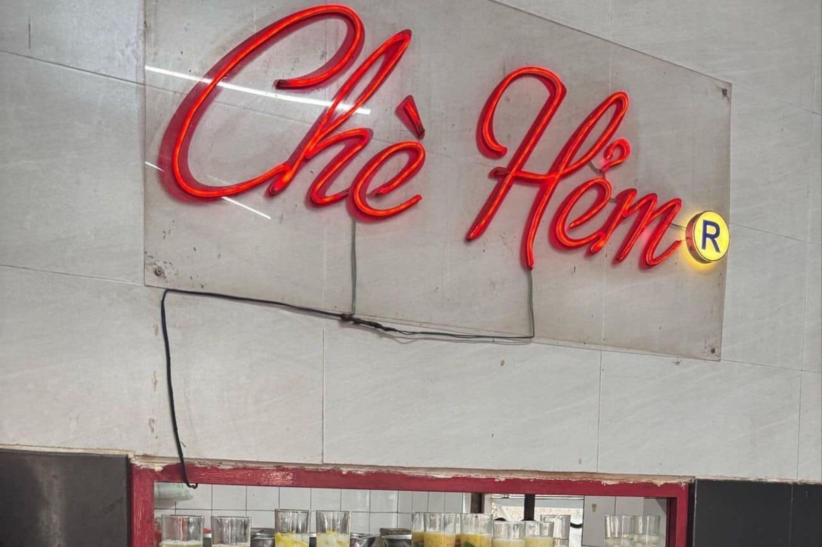 Chè Hẻm Huế: Khám Phá Hương Vị Ngọt Ngào Ẩn Mình Giữa Lòng Cố Đô 7 Bảng hiệu quán Chè Hẻm Huế nổi bật trên con đường Hùng Vương