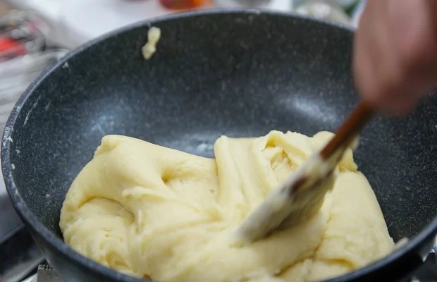 Cách Làm Bánh Đậu Xanh Trái Cây Độc Đáo: Đẹp Mắt, Thơm Ngon Khó Cưỡng! 6 Đậu xanh đang được sên trên chảo với các nguyên liệu khác để tạo độ dẻo mịn