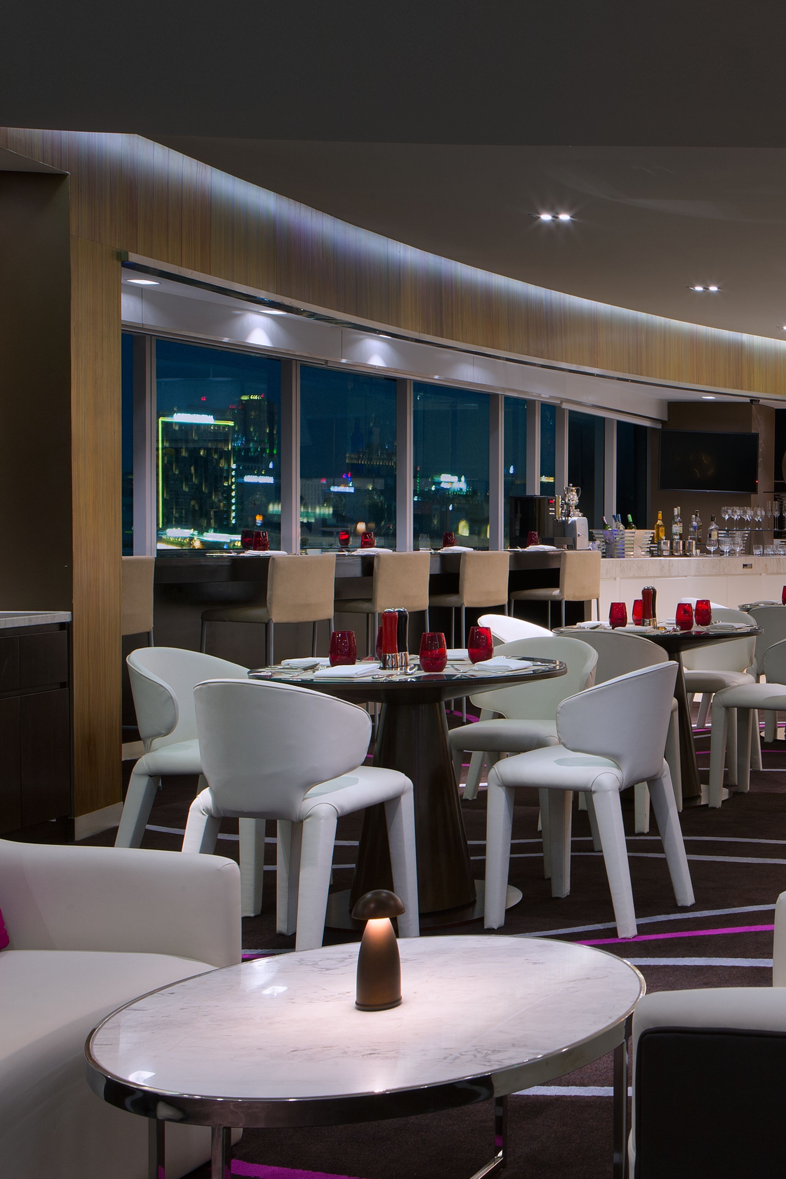 Nội thất sang trọng và tầm nhìn toàn cảnh sông Sài Gòn tại Le Méridien Club Lounge