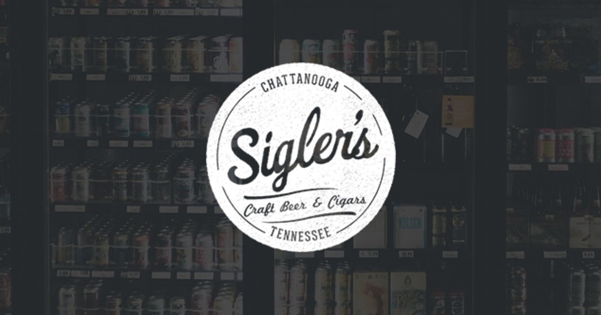 Hình ảnh một nhóm người đang vui vẻ tương tác và thưởng thức đồ uống trong không khí thân thiện