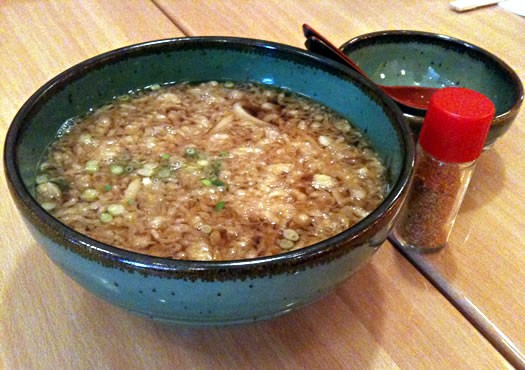 Tanuki Udon tại Sushi Tei: Món súp an ủi cho ngày trở gió 3 Món súp Tanuki Udon ấm lòng tại Sushi Tei, với sợi mì udon dày và tenkasu