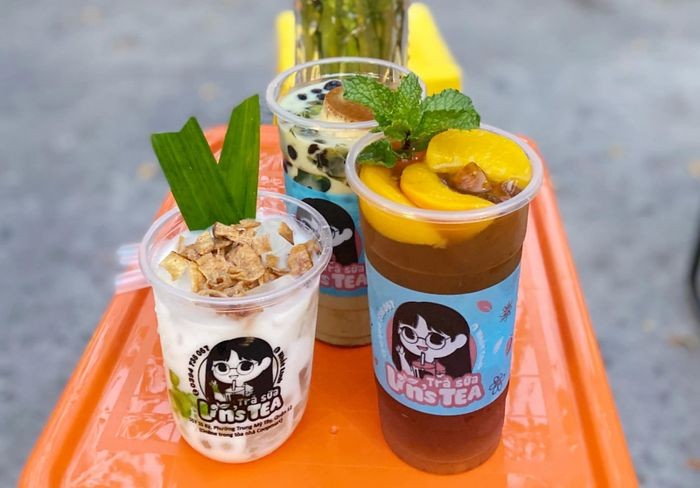 Khám Phá Hương Vị Thanh Mát: Top 13 Quán Chè Dừa Dầm "Giải Nhiệt" Tuyệt Hảo Tại TP. HCM 25 Ly chè dừa dầm Lin's Tea đầy ắp topping trắng và xanh lá dứa