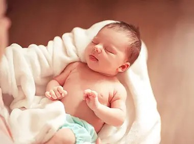 Trọn Bộ Gói Sinh Tại Bệnh viện Hạnh Phúc: Lựa Chọn An Toàn, Trọn Vẹn Cho Mẹ Và Bé 5 Một em bé sơ sinh đang được đặt trên ngực mẹ, biểu cảm ngạc nhiên và đáng yêu