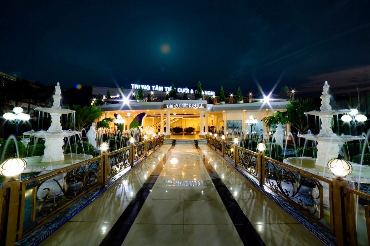 Top Các Nhà Hàng Tiệc Cưới Quận 12 Đẹp, Sang Trọng Cho Ngày Trọng Đại 8 Sảnh tiệc cưới rộng lớn với không gian xanh mát tại The White House Wedding