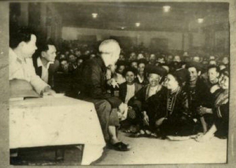 Ý Nghĩa Lịch Sử Sâu Sắc Của Ngày 19 Tháng 8 Trong Dòng Chảy Dân Tộc Việt Nam 8 Chủ tịch Hồ Chí Minh nói chuyện thân mật với đồng bào các dân tộc Việt Bắc, thể hiện tinh thần đoàn kết