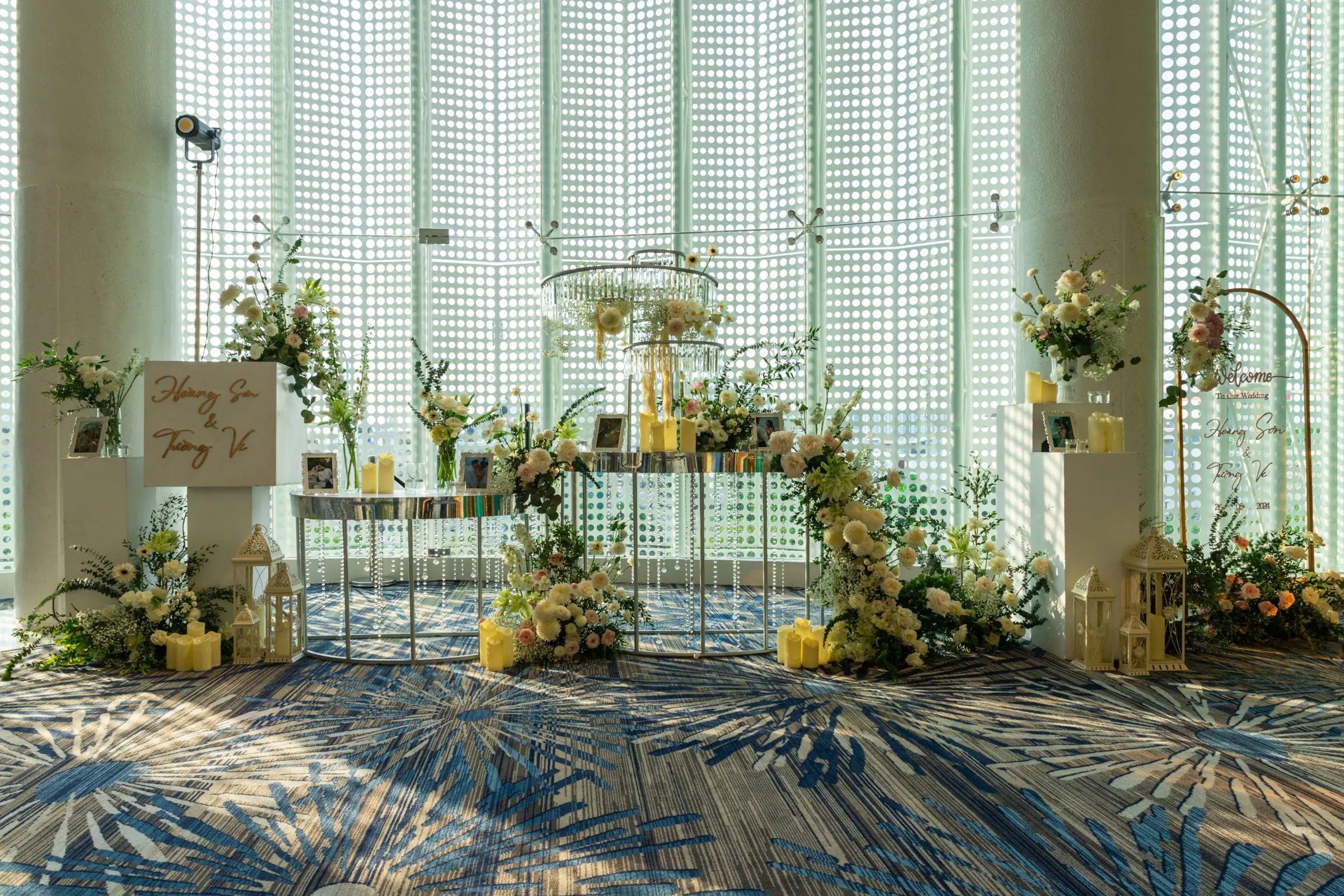 Sảnh tiệc lộng lẫy tại White Palace Võ Văn Kiệt với trần cao và ánh sáng hiện đại