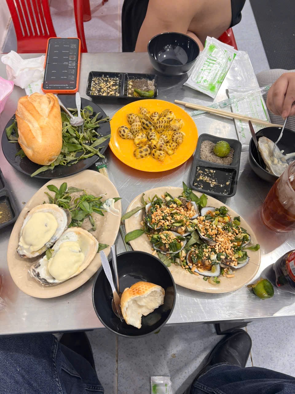 Quán Ốc Như Quận 10: Điểm Đến Hải Sản Tươi Ngon, Chuẩn Vị Sài Gòn 7 Quầy hải sản tươi sống đa dạng loại ốc, sò, hàu được trưng bày tại Quán Ốc Như