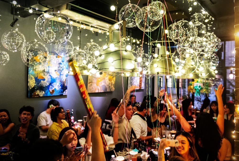 Khám phá Pub Sài Gòn: 14 Địa Điểm Hot Nhất Không Thể Bỏ Lỡ 23 Không gian vui tươi tại Layla – Eatery & Bar