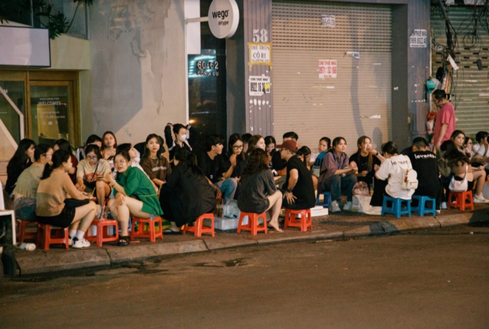 Khám Phá Nét Độc Đáo Của Văn Hóa Cà Phê Bệt Quận 1 Sài Gòn 23 Cà phê bệt Đông Du thu hút đông đảo khách hàng với không khí nhộn nhịp.
