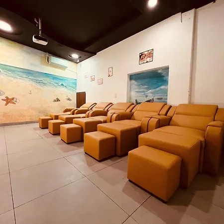 Khu vực sảnh chờ hiện đại và ấm cúng tại một khách sạn