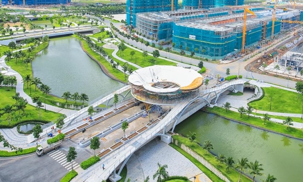 Không gian xanh mát của công viên đô thị Sala Hồ Chí Minh với hồ nước và cây xanh