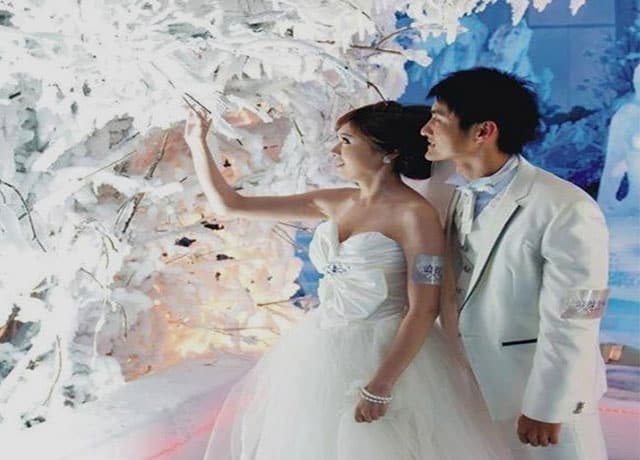 Sài Gòn Polar Expo: Trải Nghiệm Mùa Đông Băng Giá Tại Nhà Tuyết Quận 7 11 Cặp đôi chụp ảnh cưới bên bức tượng cô dâu tuyết