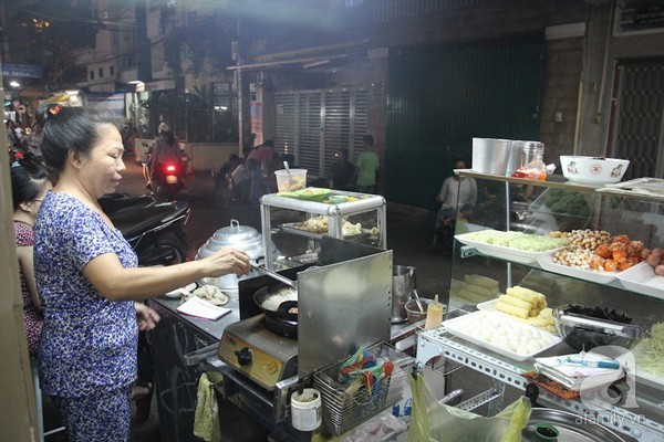 Quán ăn vặt bà Tám với đa dạng các món ăn đường phố
