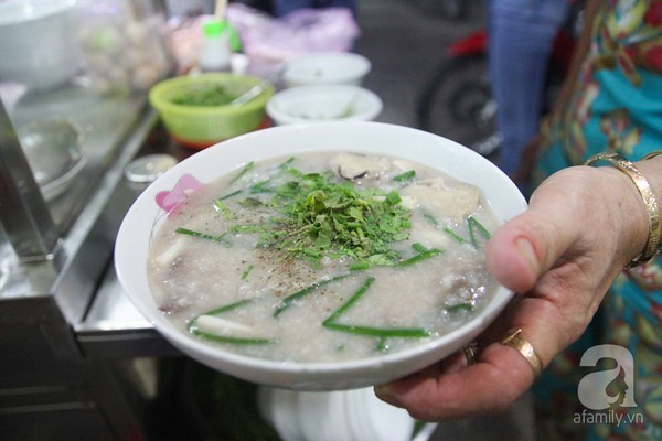 Khám Phá Hẻm 51 Cao Thắng: Thiên Đường Ẩm Thực Bình Dân Giữa Lòng Sài Gòn 8 Tô cháo Tiều đầy đặn với đa dạng topping như tim, cật, mực tươi ngon